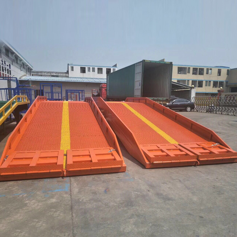 移動(dòng)式登車橋.jpg 移動(dòng)式登車橋.jpg